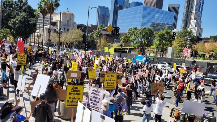 Over 1,000 demonstrators gather in front of Los Angeles City Hall on Saturday for a National Day of Action rally against Asian hate, held by the group Act Now to Stop War and End Racism. (Lee Cheol-ho)