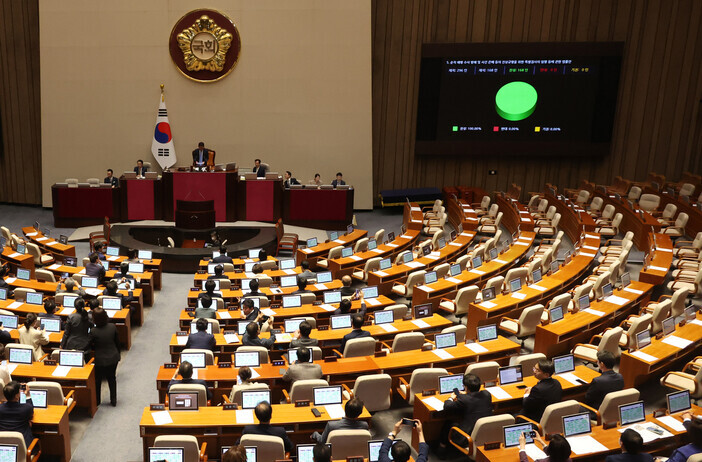 Opposition lawmakers singlehandedly pass a bill on May 2, 2024, to assign a special counsel to investigate alleged outside interference in an internal investigation into the death of a Marine during a flood search and rescue mission in 2023. (Yonhap)