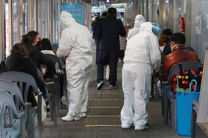 People wait to be tested for COVID-19 outside of a temporary screening station in Seoul’s Dongdaemun District on Monday morning. (Yonhap News)