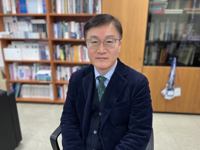 Shin Beom-sik, Russia expert and director of the Institute of International Studies at Seoul National University, during an interview with The Hankyoreh on Mar. 6. (Noh Ji-won/The Hankyoreh)