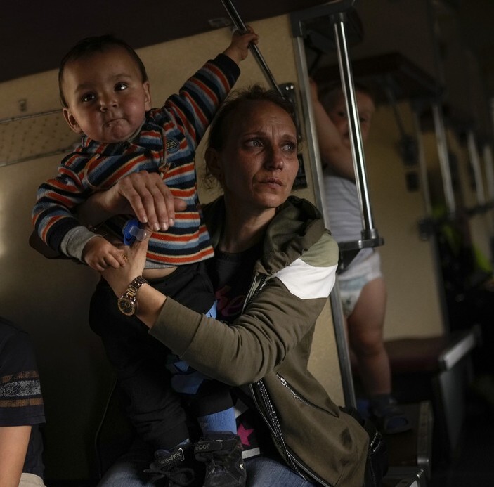 우크라이나 동부 도시 리시찬스크에서 정처 없는 피란길에 나선 어머니와 두 자녀. 리시찬스크/AP 연합뉴스