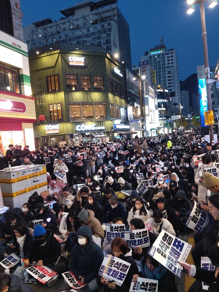 부산 시민들이 부산 최대 번화가인 서면에서 윤석열 탄핵을 촉구하고 있다. 김광수 기자