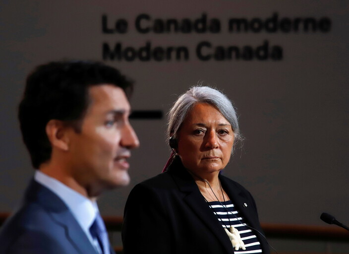 6일 캐나다 퀘벡 가티노에서 열린 기자회견에서 쥐스탱 트뤼토(왼쪽) 총리가 새 캐나다 총독으로 이누이트족 출신 메리 사이먼(오른쪽)을 임명한다고 발표하고 있다. 가티노/로이터 연합뉴스