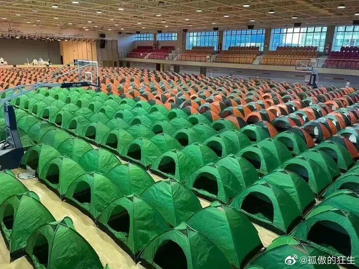 SK하이닉스 중국 우시 공장 실내 체육관에 설치된 텐트들. 웨이보 갈무리