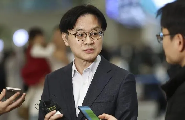 Trade, Industry and Resources Minister Kim Jung-kwan speaks to reporters upon landing at Incheon International Airport on Jan. 31, 2026, after a trip to the US. (Yonhap)