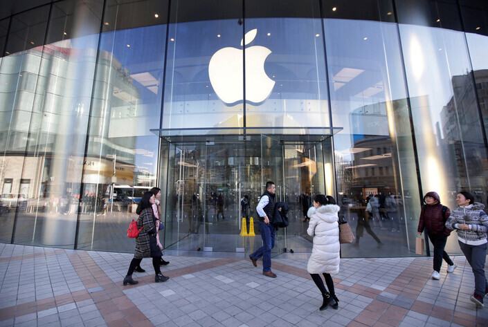 People walk past an Apple store in Beijing, China, in December 2018. (Reuters/Yonhap)
