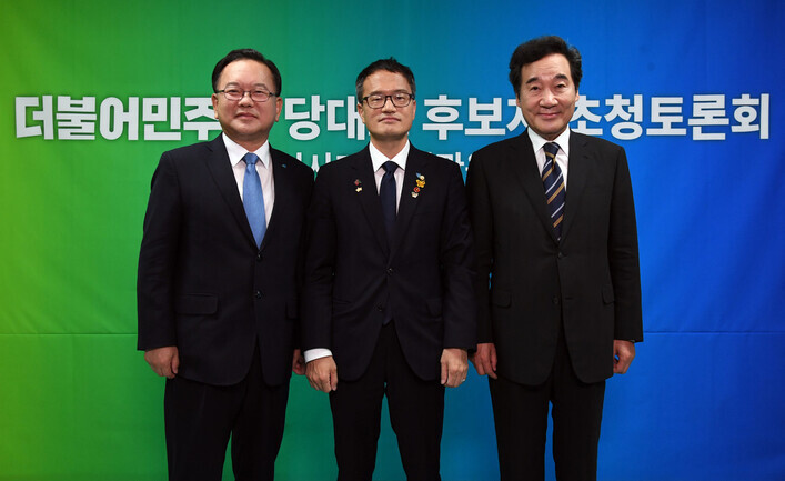 Democratic Party leader candidates Kim Boo-gyeom (pictured from the left), Park Joo-min, and Lee Nak-yeon pose for a photograph before their debate on a CBS Radio broadcast in Seoul’s Yangcheon District on Aug. 18. (Yonhap News)