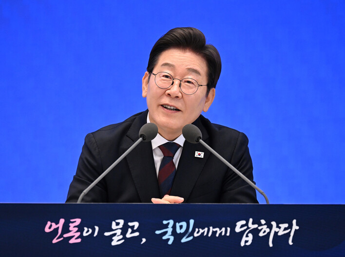이재명 대통령이 2025년 7월3일 서울 종로구 청와대 영빈관에서 열린 취임 첫 공식 기자회견 ‘대통령의 30일, 언론이 묻고 국민에게 답하다’에서 기자의 질문을 듣고 있다. 대통령실사진기자단