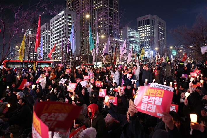 시민단체와 민주노총 등 시민들이 5일 저녁 서울 종로구 동화면세점 앞에서 연 ‘내란죄 윤석열 퇴진! 국민주권 실현! 사회 대개혁! 퇴진광장을 열자! 시민 촛불’ 집회에서 시민들이 촛불을 들고 윤석열 대통령 퇴진과 내란죄 체포 등을 촉구하고 있다. 김봉규 선임기자 bong9@hani.co.kr