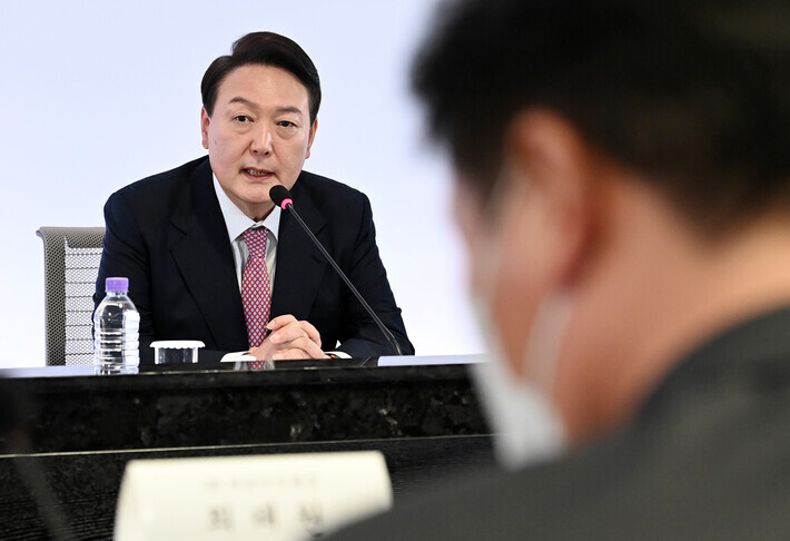 President-elect Yoon Suk-yeol speaks at a roundtable on COVID-19 vaccine development at the offices of SK Bioscience in Seongnam, Gyeonggi Province, on April 25. (pool photo)