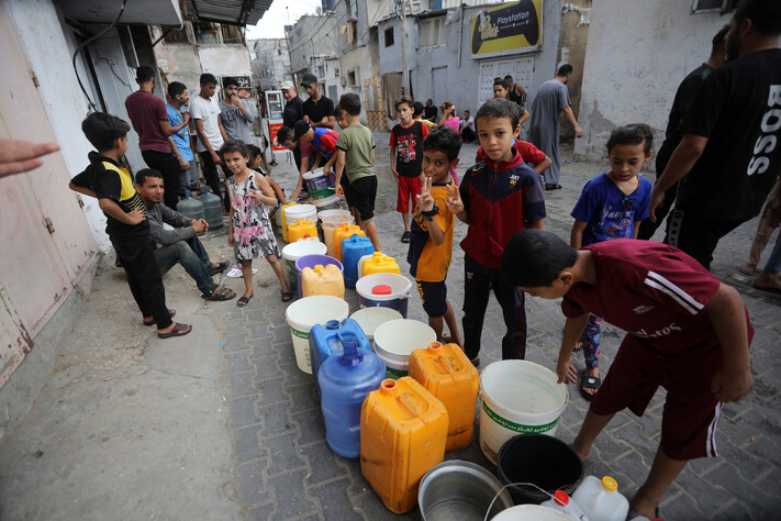 이스라엘 지상군 투입이 예고돼 긴장이 고조되던 2023년 10월15일, 가자 지구 남쪽 라파 난민 수용소에서 팔레스타인인들이 물을 받기 위해 길게 줄을 서 있다. UPI 연합뉴스