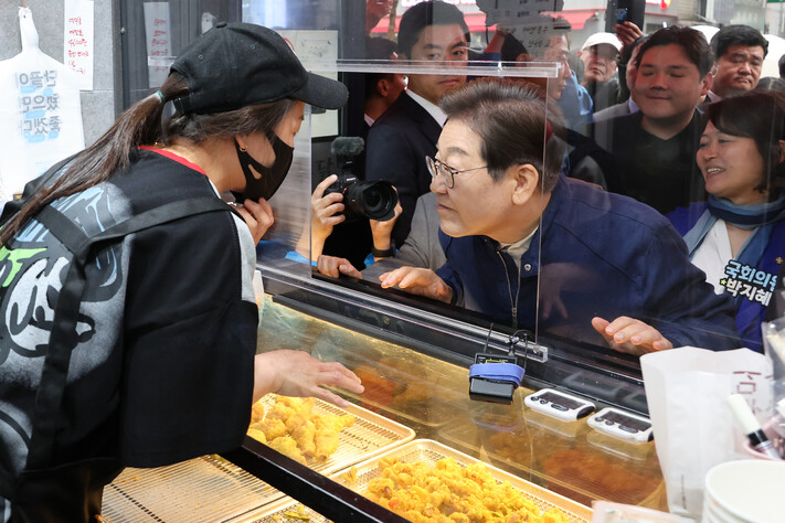 민심을 듣는 ‘골목골목 경청 투어’'를 시작한 이재명 더불어민주당 대선 후보가 2025년 5월1일 경기도 포천의 한 치킨집에서 상인과 대화하며 귀를 기울이고 있다. 연합뉴스