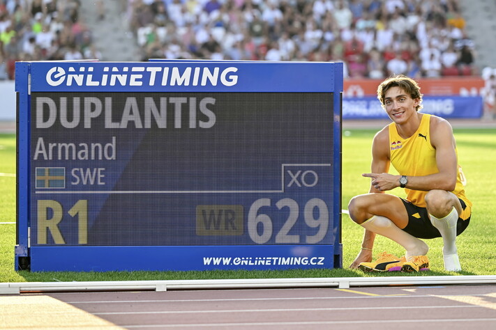 Amond Du Plantis is taking a gold medal in a world record over 6m29 in the Hungarian Grand Prix Men's pole jump in Budapest, Hungary on December 12 (local time), and is in front of his record. Budapest/AP Yonhap News