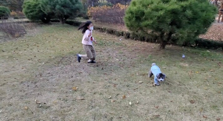 Daye Jeong plays with her dog, Bo-deul.  Provided by Yeyang Jeong's family