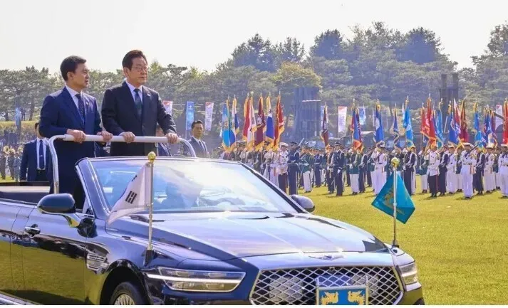 President Lee Jae Myung carries out an inspection of the guard at an event commemorating Armed Forces Day on Oct. 7, 2025. (via Blue House)