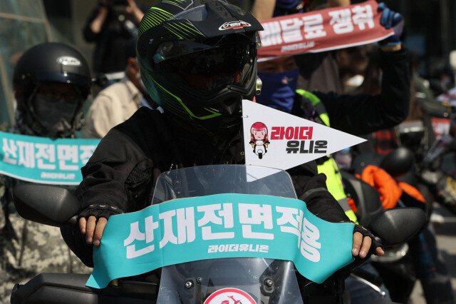 지난해 4월 서울 강남역 인근에서 라이더유니온 조합원들이 ‘산재전면적용’이라는 걸개를 오토바이에 걸고 집회를 하고 있다. 이정아 기자 leej@hani.co.kr