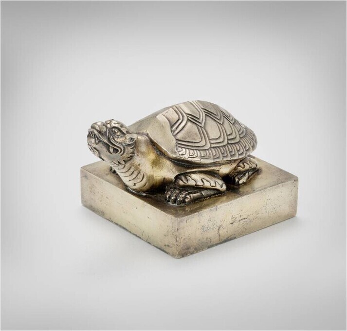 Measuring 3.1 inches by 5 inches, Daegunjubo, great seal of the Korean Empire, is made of gilded silver. A handle in the shape of a turtle is attached to the body of the seal. (provided by the Cultural Heritage Administration)