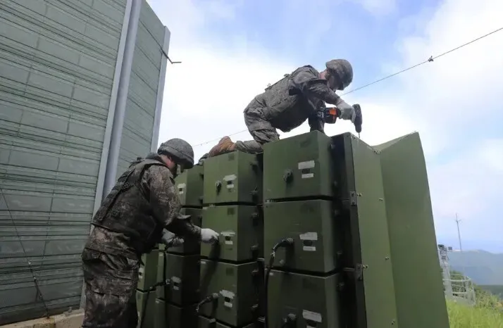 Military officers dismantle loudspeakers aimed at North Korea on Aug. 5, 2025. (courtesy of the Ministry of National Defense)
