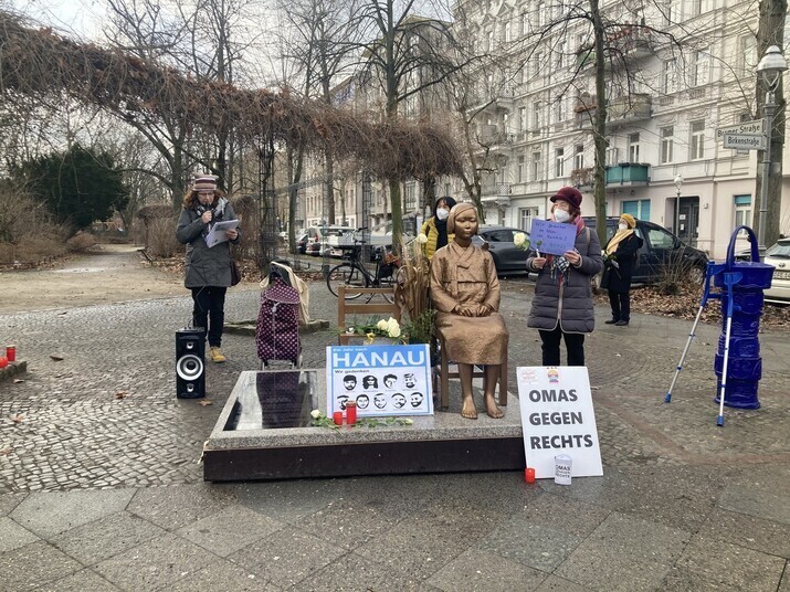 A member of the German group Grannies against the Right gives a speech protesting far-right violence and memorializing the victims of the comfort women system at a Statue of Peace erected in Berlin on Feb. 19, 2021. (Han Ju-yeon/The Hankyoreh)