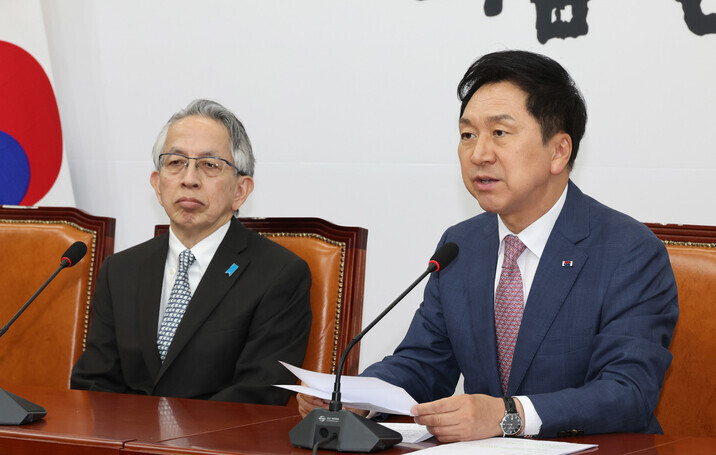 Kim Gi-hyeon, leader of the ruling People Power Party, gives remarks upon the visit of Japanese Ambassador Koichi Aiboshi to the National Assembly on June 8. (Yonhap)