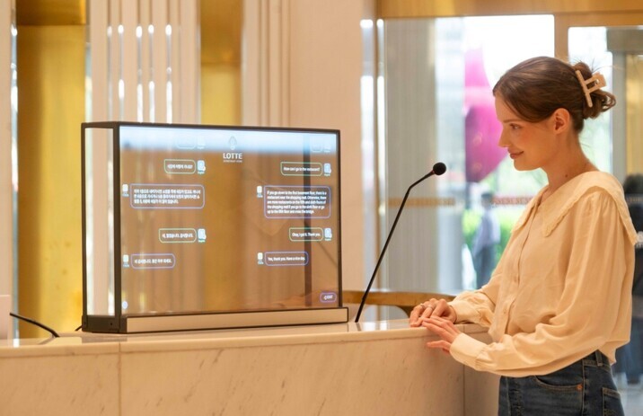 A model interacts with TransTalker, a real-time translation software, at Lotte Department Store's Avenuel Jamsil location, where the Lotte World theme park is located. (courtesy of SK Telecom)