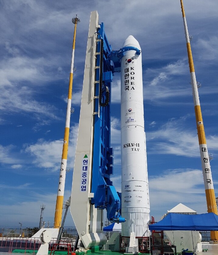 A test launch vehicle at the Naro Space Center. (provided by the Korea Aerospace Research Institute)