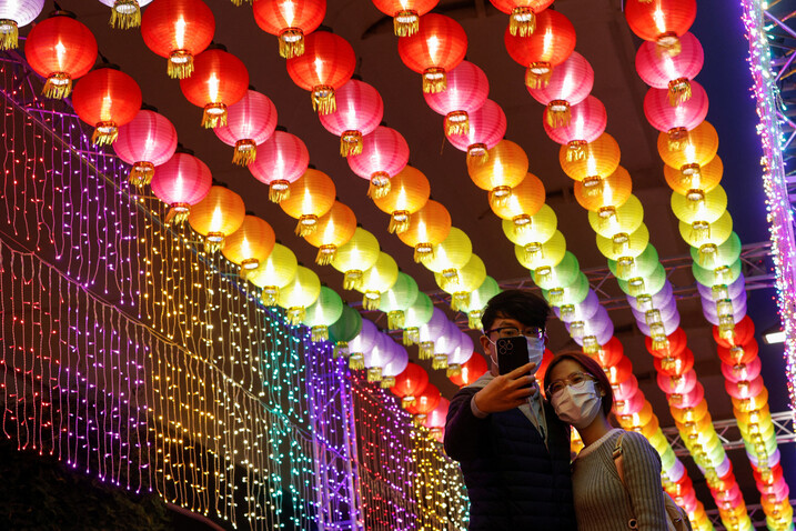 지난달 31일 홍콩의 등축제에서 한쌍의 남녀가 사진을 찍고 있다. 홍콩/로이터 연합뉴스