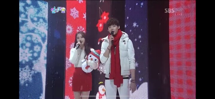 Ten years after the two met as hosts of a TV program, shown here, they have become romantic partners. (still from TV program “Inkigayo”)