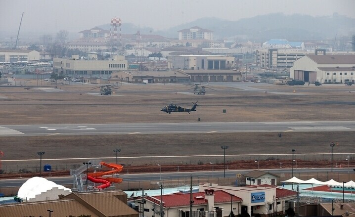 A US military helicopter lands at Camp Humphreys, in Pyeongtaek, Gyeonggi Province. (Shin So-young, staff photographer)