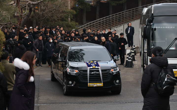 지난 2023년 12월29일 서울 종로구 서울대학교병원 장례식장에서 배우 이선균씨의 발인식이 열려 운구차가 병원을 나서고 있다. 신소영 기자 viator@hani.co.kr