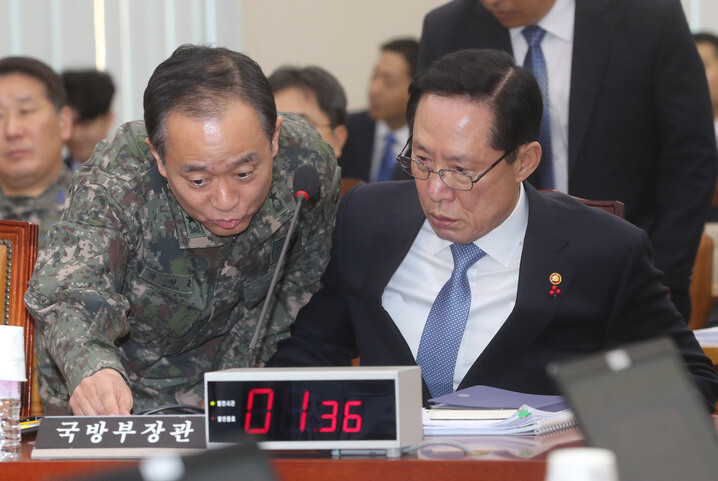 Defense Minister Song Young-moo listens to an explanation of documents   relating to North Korea’s Hwasong-15 missile launch from Brig. Gen. Park Chul-kyun