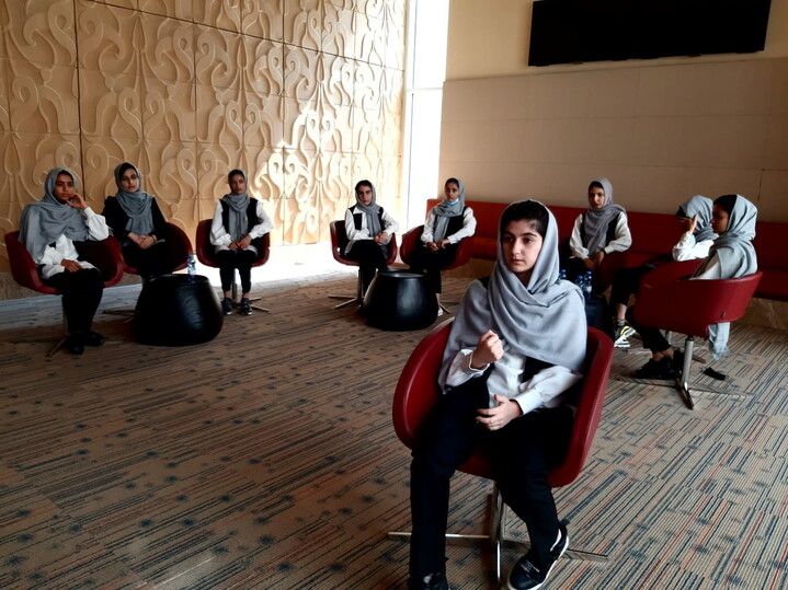 아프가니스탄 소녀 로봇팀원들이 25일 카타르 도하에서 로이터 통신과 인터뷰 하고 있다. 도하/로이터 연합뉴스