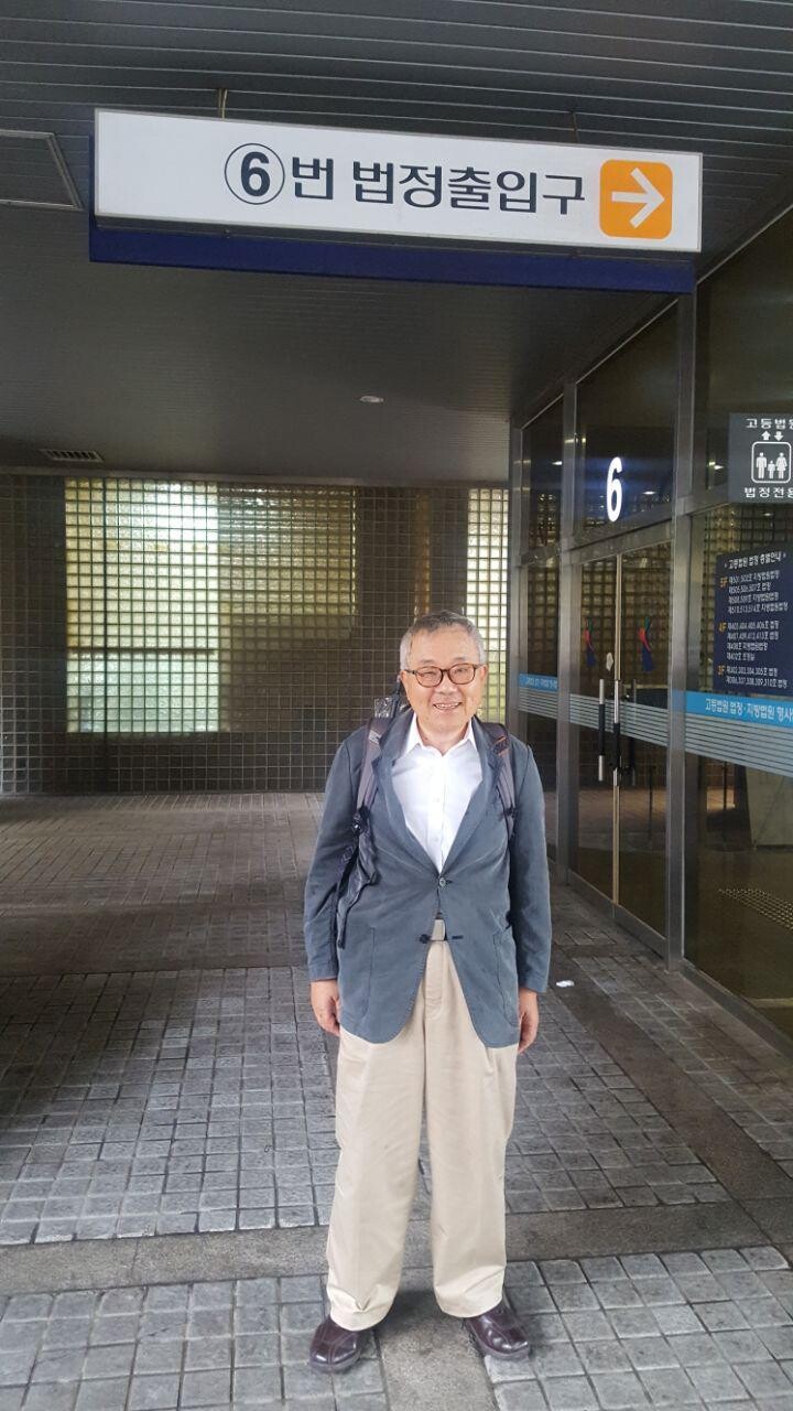 Ji Jeong-gwan stands in front of the Seoul High Court after being acquitted of charges on June 26.