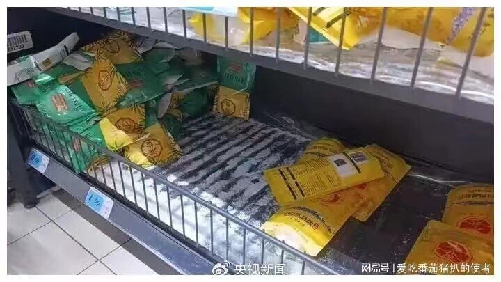 An empty spot remains where bags of salt once lined the shelf at a supermarket in China. (capture from Weibo)