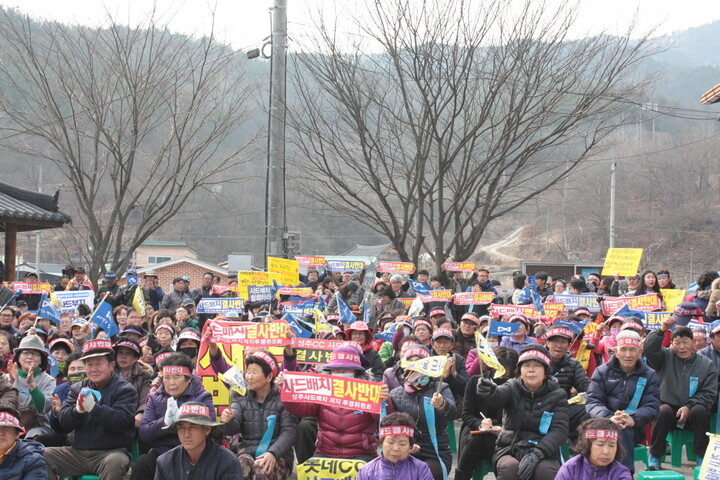  North Gyeongsang Province march toward the Lotte Skyhill Country Club golf course