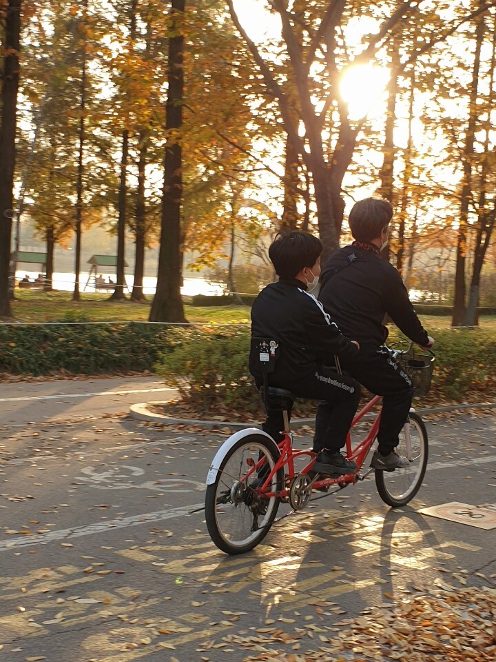 장애를 가진 아이를 대할 때 필요한 건 배려보다 부정적 의미를 걷어내는 일이다. 아빠와 2인용 자전거를 타는 동환이. 류승연 제공