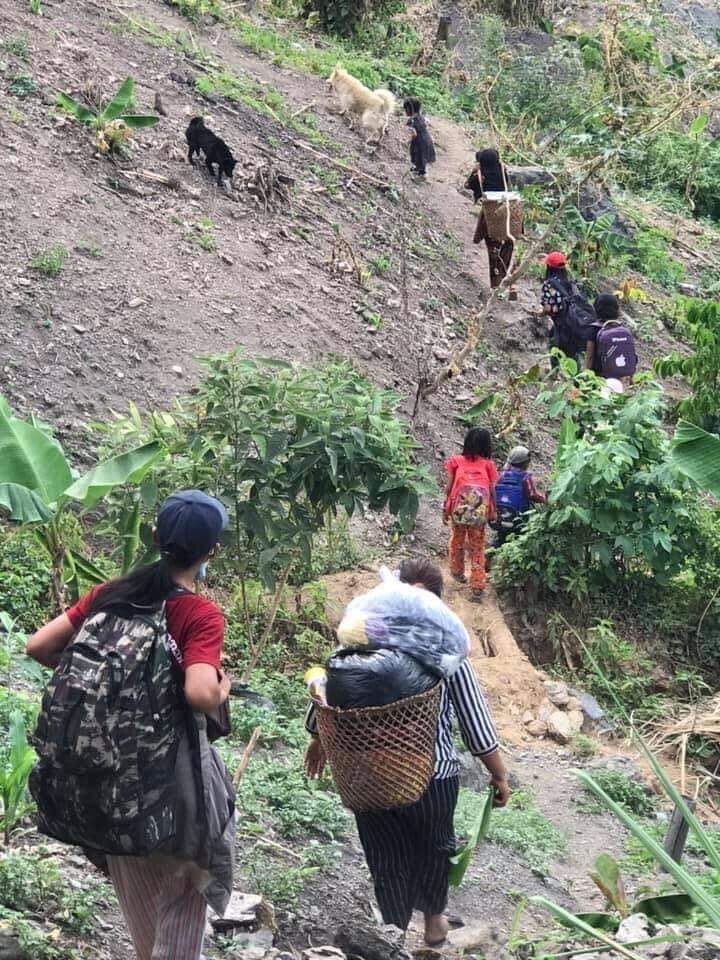 쿠데타 세력의 학살과 공습을 피해 5월17일 미얀마 시민과 어린이들이 밀림 속으로 들어가고 있다.
