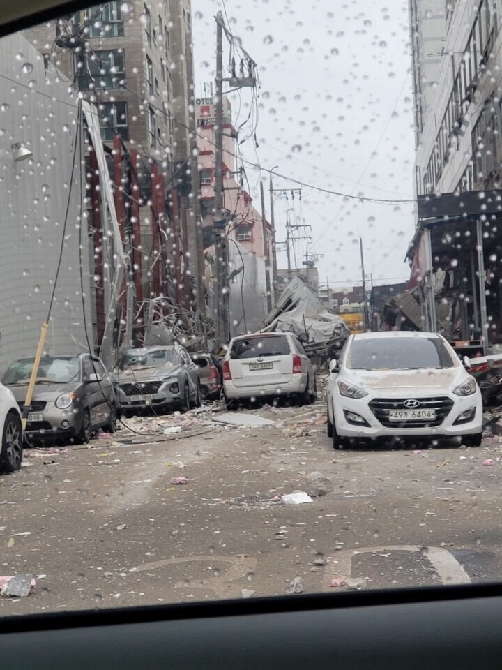 A view from the ground of the rubble left after the exterior wall of an apartment under construction in Gwangju’s Hwajeong neighborhood collapsed on Tuesday afternoon. (courtesy of a Hankyoreh reader)