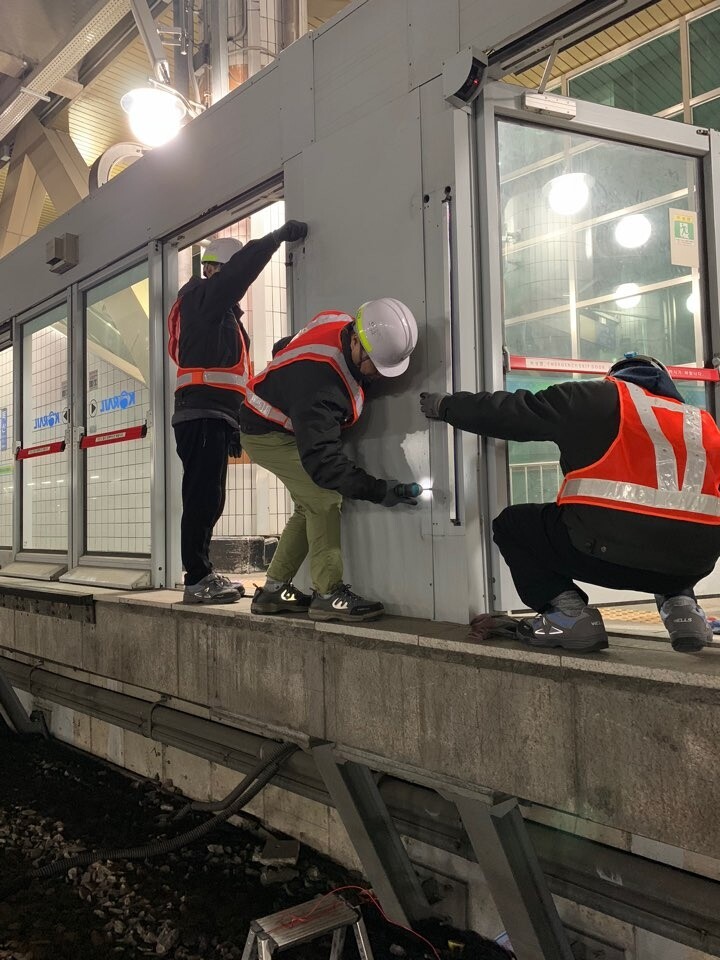2018년 12월 한국철도공사 하청업체 소속 노동자들이 승강장 안전문(스크린도어) 정비 업무를 하고 있다. 한국철도공사 하청업체 노동자 제공