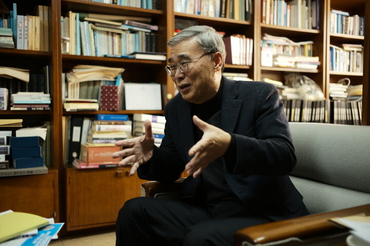 Former Unification Minister Lee Jong-seok during his interview with the Hankyoreh at the Sejong Institute in Seongnam, Gyeonggi Province, on Nov. 19. (Noh Ji-won, staff photographer)