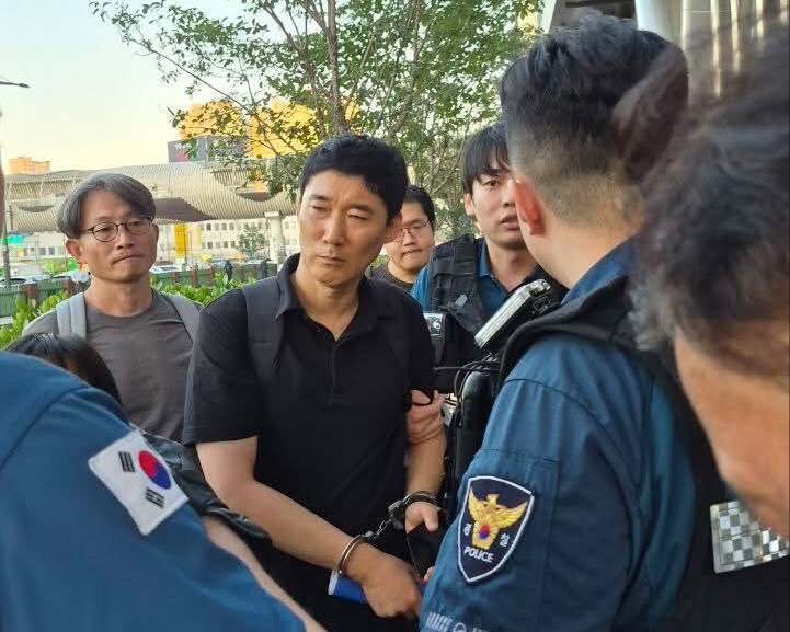 2026년 9월3일 서울 용산구 드래곤시티 호텔 인근 도로변에서 경찰관들이 차헌호 ‘비정규직이제그만’ 집행위원(가운데)을 수갑을 채워 연행하고 있다. 엔딩크레딧 제공