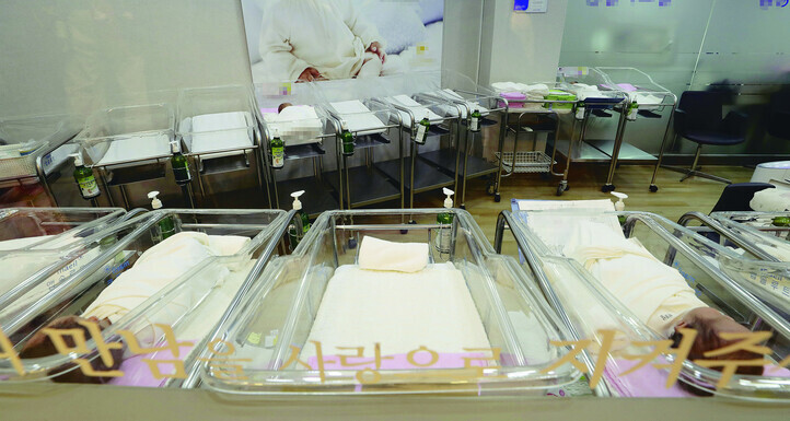 The newborn nursery at a hospital in Seoul (Hankyoreh photo archives)