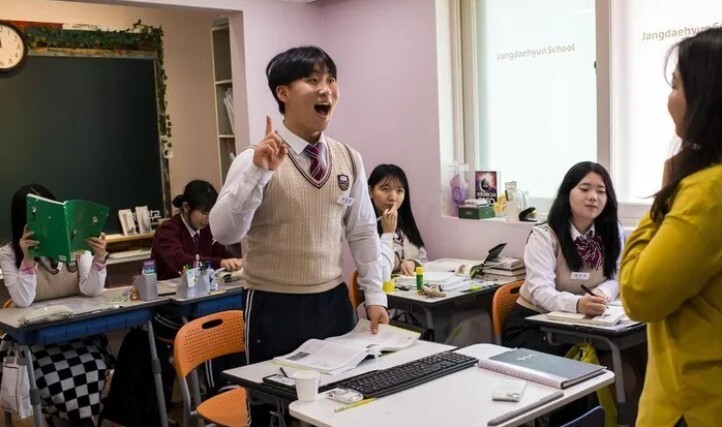 미국·캐나다 국제영화제에서 5관왕을 달성한 ‘스쿨 포 디펙터스’(School For Defectors)의 한 장면. 북한 이탈 학생들이 수업을 받고 있다. 장대현중고등학교 제공