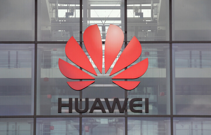 Huawei’s logo at the company’s UK headquarters. (Reuters/Yonhap News)