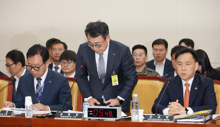 유영상 에스케이(SK)텔레콤 대표가 4월30일 국회 과학기술정보방송통신위원회의 청문회에서 사과하고 있다. 연합뉴스