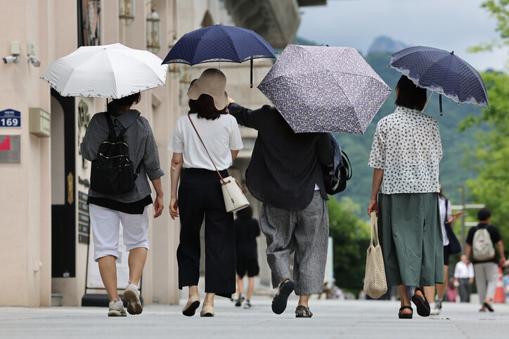 ‘Seems like 35 diploma warmth’… heavy showers in central and Gyeongbuk