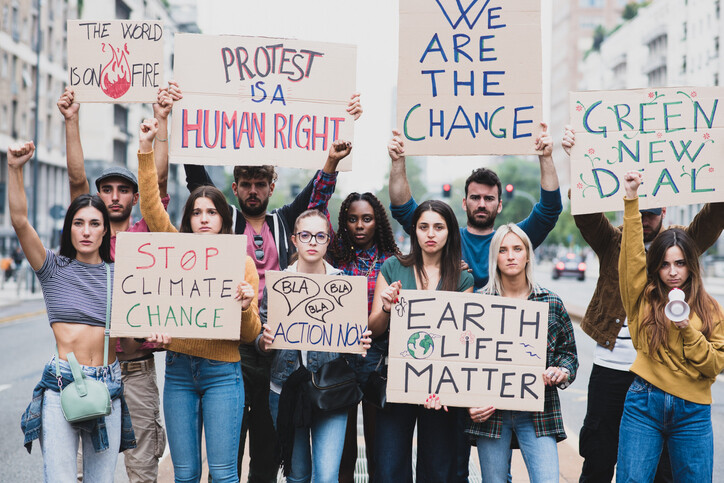 청소년들이 기후위기 행동은 인권이라는 팻말을 들고 시위하고 있다. 게티이미지뱅크
