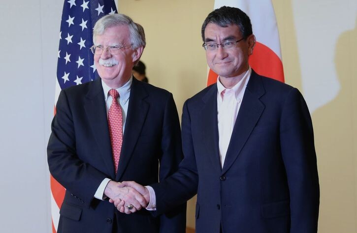 White House National Security Advisor John Bolton (left) meets with Japanese Foreign Minister Taro Kono in Tokyo on July 22. (Yonhap News)
