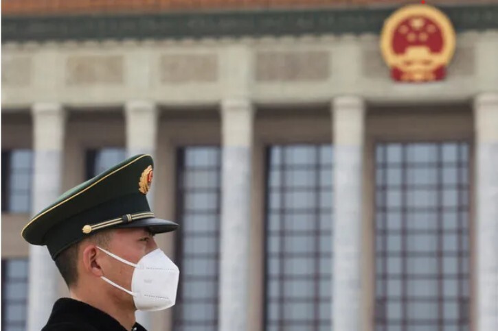 2023년 3월13일 중국 베이징 인민대회당 앞에 공안이 서 있다. 로이터 연합뉴스