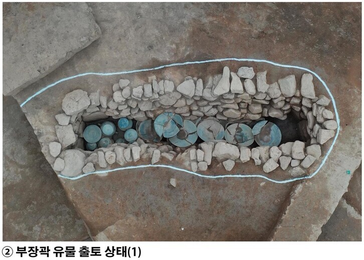 The separate chamber dug for burial items at the No. 30 large tomb contains a bowl rest in the Daegaya and around 20 urns. (provided by the Wanju National Research Institute of Cultural Heritage)